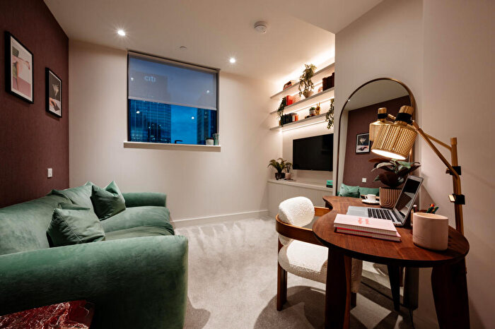 1 Bedroom Apartment For Sale In South Quay Plaza, Canary Wharf, London, E14