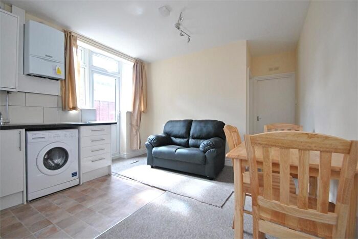 2 Bedroom Flat To Rent In Horn Lane, W3