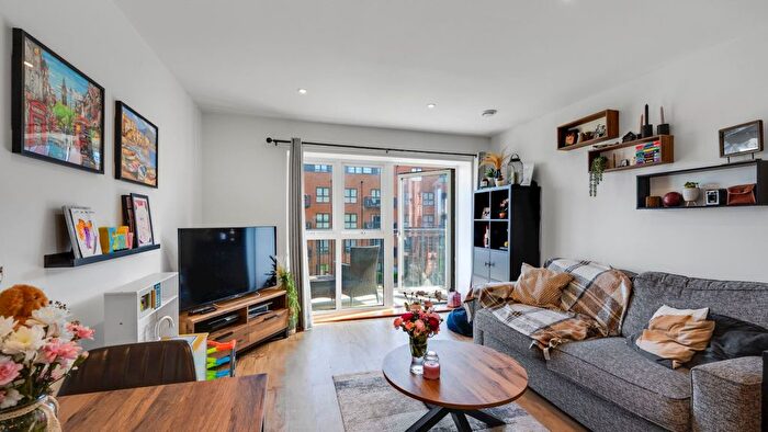 1 Bedroom Flat For Sale In Pitcher Lane, Ashford Dz, Ashford, TW15