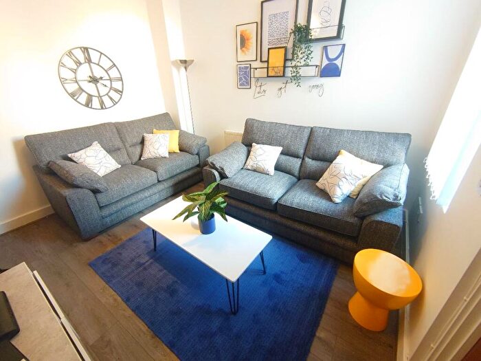 5 Bedroom Terraced House To Rent In Gilroy Road, Kensington, L6