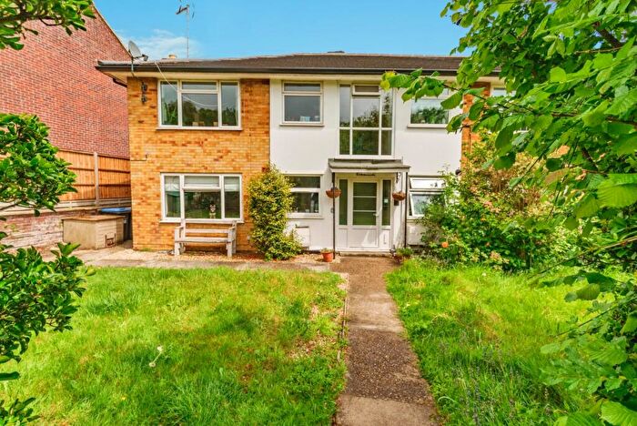 2 Bedroom Flat For Sale In Common Road, Redhill, Surrey, RH1