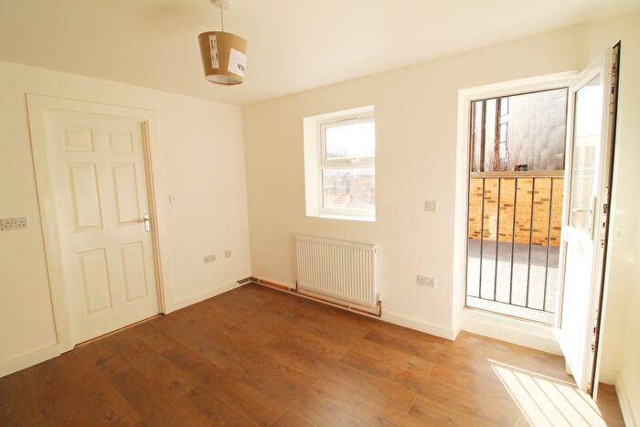 Flat To Rent In Kingsland High Street, Dalston, E8