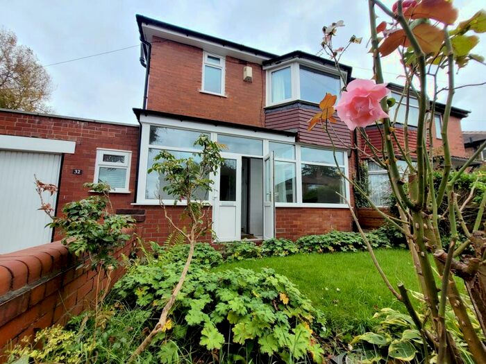 3 Bedroom Semi-Detached House To Rent In Woodford, Ecccles, M30