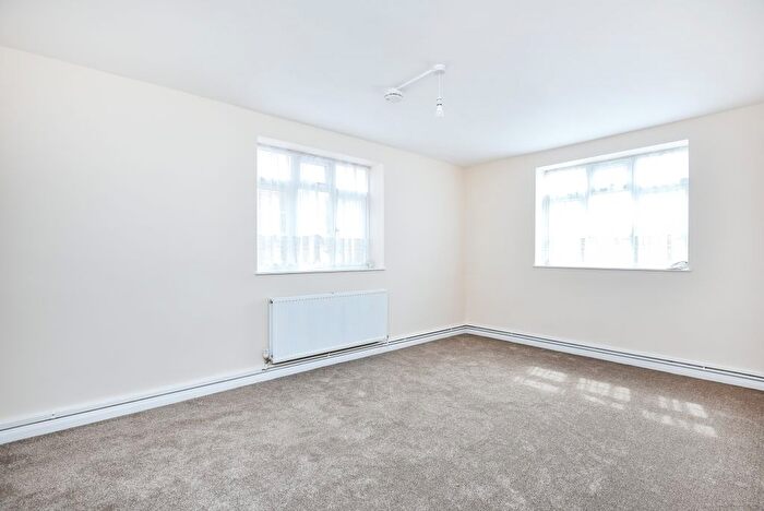 2 Bedroom Flat To Rent In Beaconsfield Road, London, N11