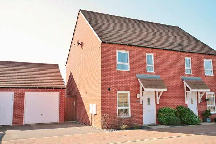 3 Bedroom Semi-Detached House To Rent In Wren Crescent, Bodicote, Oxon, OX15