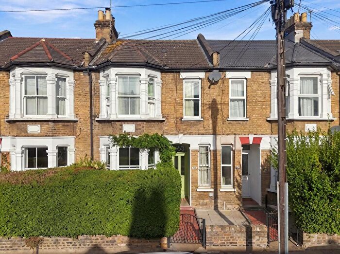2 Bedroom Flat For Sale In Albert Road, Leyton, E10