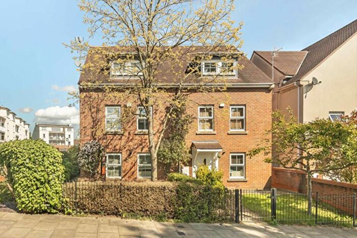 4 Bedroom Semi-Detached House To Rent In Magdalene Gardens, Whetstone, N20