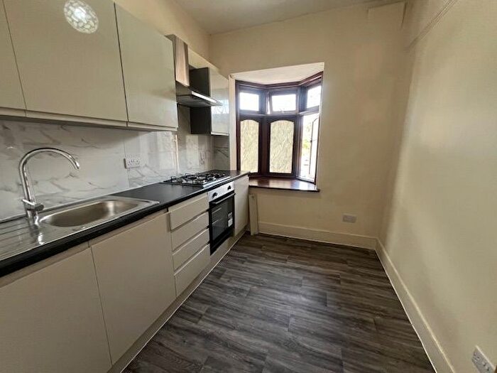 3 Bedroom Flat To Rent In Leeds Road, Ilford, IG1