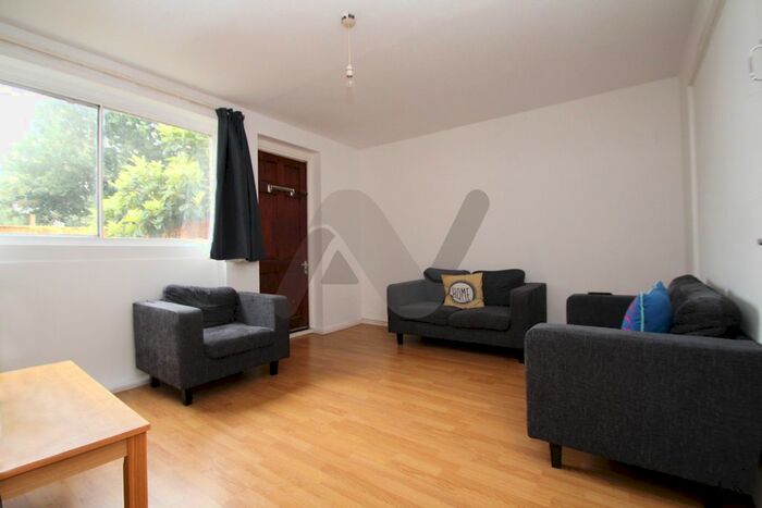4 Bedroom Flat To Rent In Thetford Close, Palmers Green N13