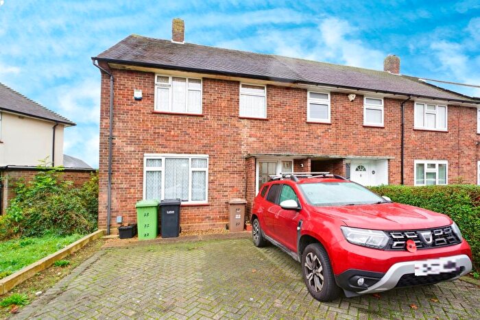 3 Bedroom End Of Terrace House For Sale In Castle Croft Road, Luton, LU1