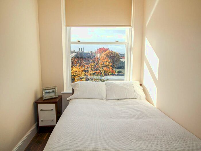 1 Bedroom Apartment To Rent In Blenheim Terrace, Leeds, West Yorkshire, LS2