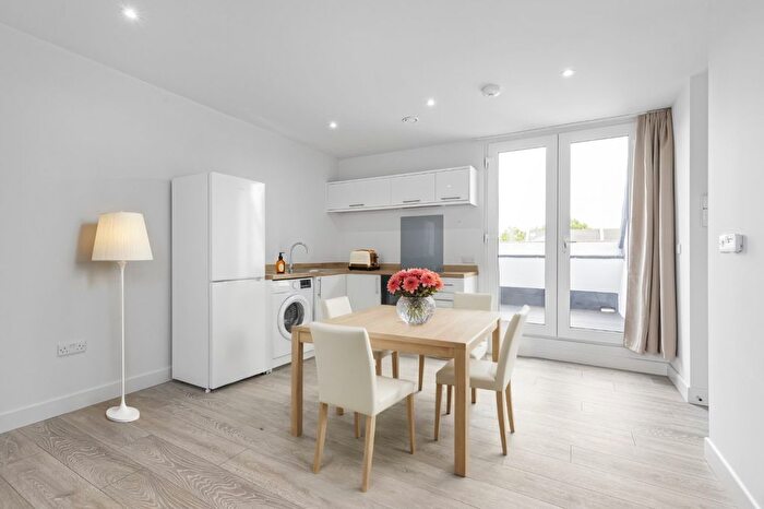 1 Bedroom Flat For Sale In Blakes Road, London, SE15