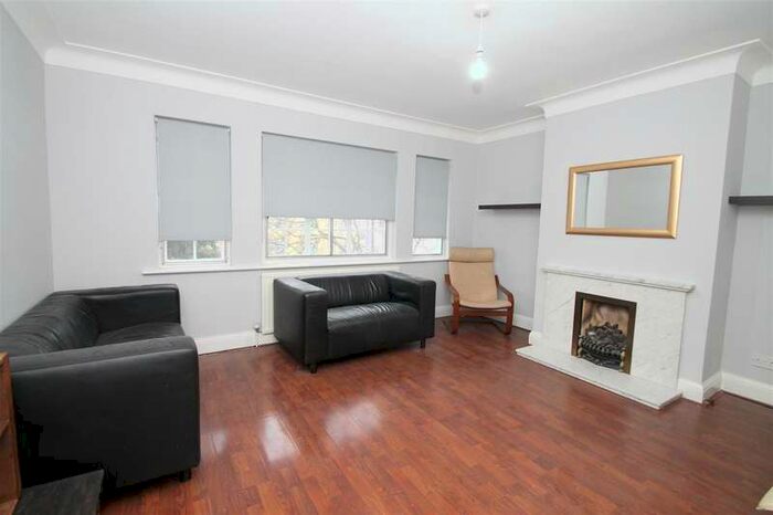3 Bedroom Flat To Rent In Crestbrook Place Green Lanes, Palmers Green N13