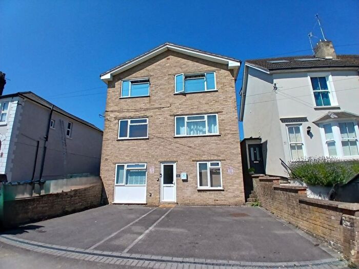 2 Bedroom Flat To Rent In Earlsbrook Road, Redhill, RH1