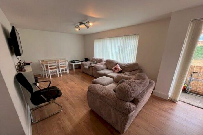 2 Bedroom Flat To Rent In Sunderland Close, Rochester, ME1