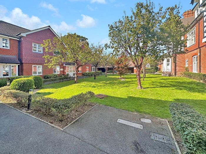 2 Bedroom Apartment For Sale In Knotley Way, West Wickham, Kent, BR4