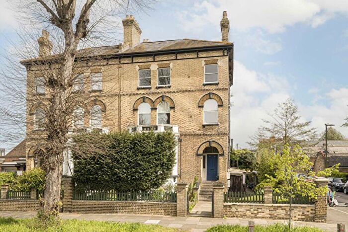 1 Bedroom Flat To Rent In Church Grove, Hampton Wick, KT1