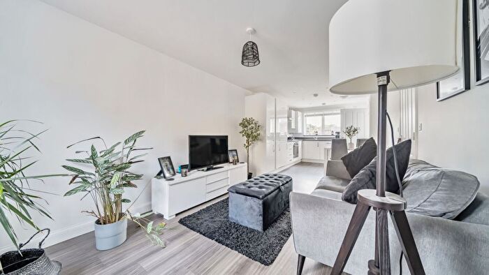 2 Bedroom Semi-Detached House For Sale In Plymouth Close, Cambridge, CB3
