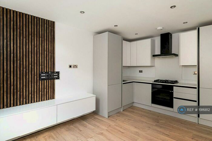 2 Bedroom Flat To Rent In London Apartments, High Wycombe, HP13