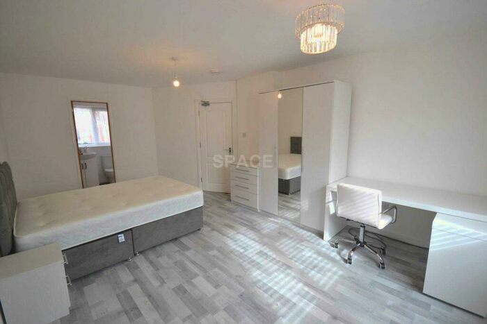 5 Bedroom Semi-Detached House To Rent In Byron Road, Earley, RG6