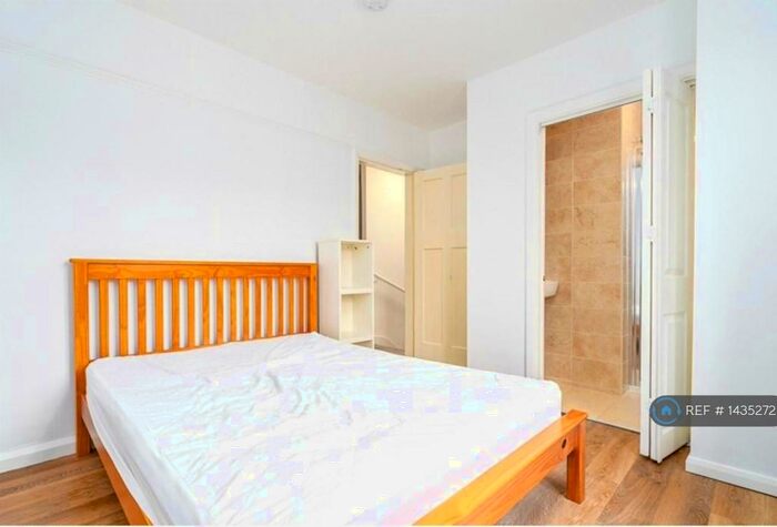 4 Bedroom Terraced House To Rent In Darwin Drive, Cambridge, CB4