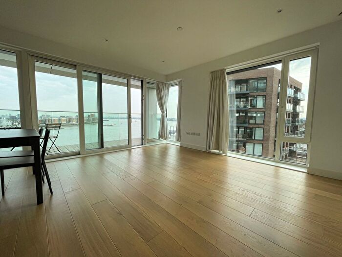 3 Bedroom Flat To Rent In Duke Of Wellington Avenue, Woolwich, London, SE18