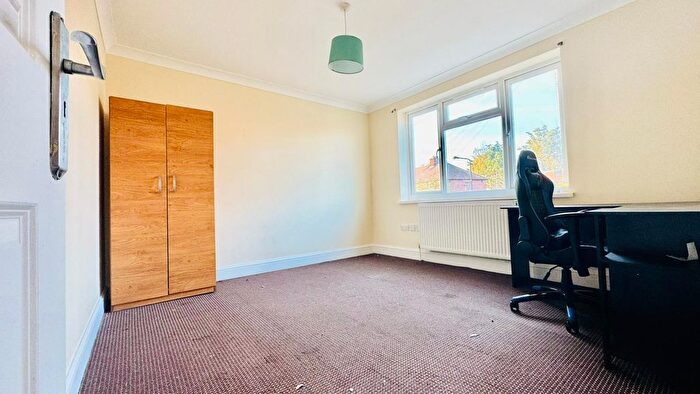 2 Bedroom Flat To Rent In Sinnott Road, Walthamstow, E17