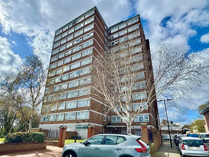 1 Bedroom Flat For Sale In Sheringham Towers, Baird Avenue, Southall, UB1