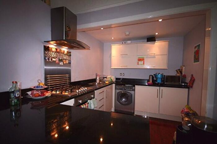 2 Bedroom Flat To Rent In Otley Road, Leeds, LS16