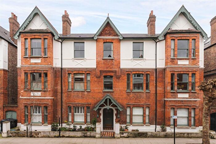 3 Bedroom Flat For Sale In Rowhill Road, Hackney, London, E5