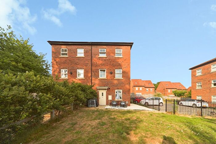 2 Bedroom Semi-detached House For Sale In Asket Row, Leeds, LS14