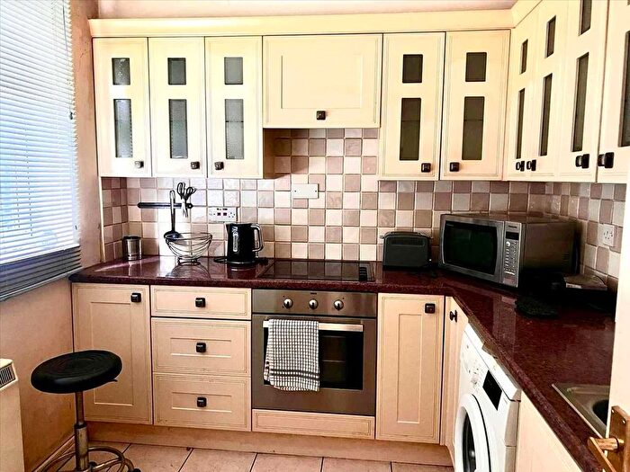 2 Bedroom Flat For Sale In Gatewick Close, Slough, SL1