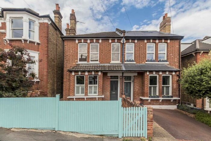 2 Bedroom Flat To Rent In Hitherfield Road, London, SW16