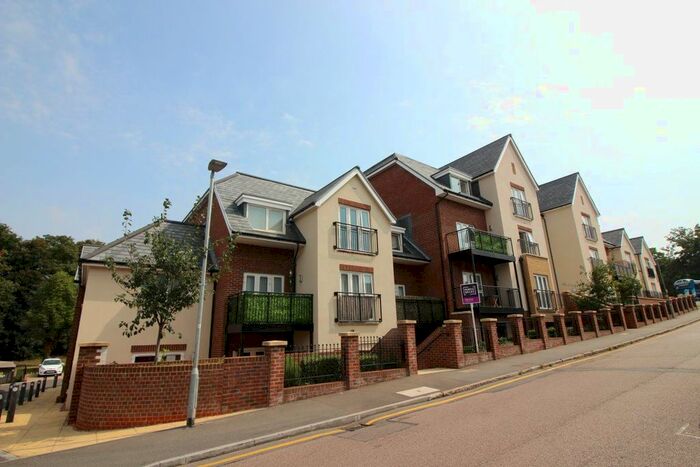 2 Bedroom Flat To Rent In Vale Road, Bushey, WD23