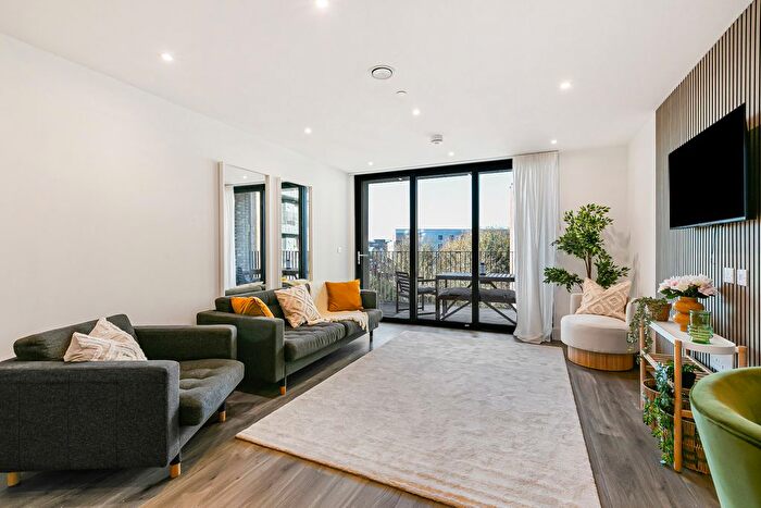 2 Bedroom Flat For Sale In High Street, Staines-Upon-Thames, Surrey, TW18