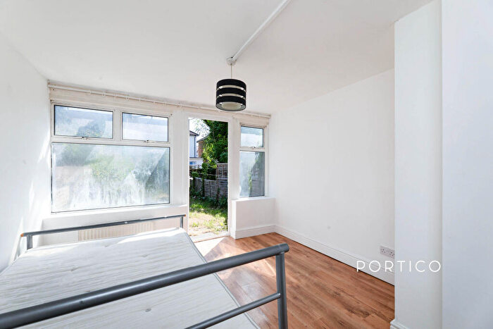 1 Bedroom Flat To Rent In Woodlands Road, IG1