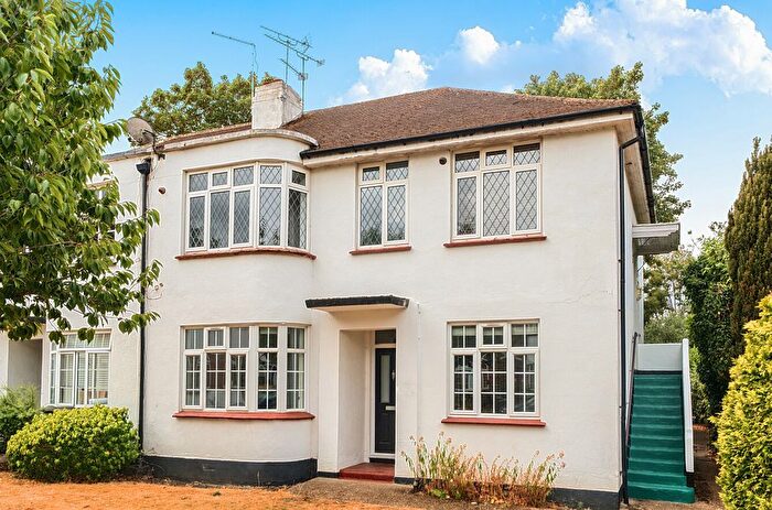 2 Bedroom Flat For Sale In Culverden Court, Oatlands Drive, Weybridge, KT13