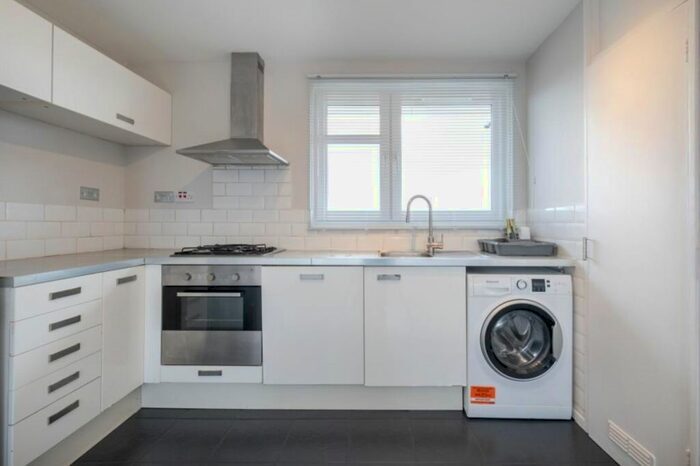 3 Bedroom Flat To Rent In London, SW12