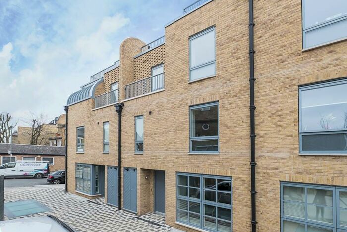 3 Bedroom House To Rent In Avery Walk London, SW11