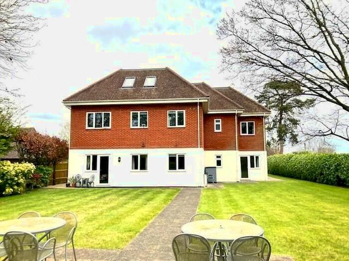 3 Bedroom Flat To Rent In Terrace Road South, Binfield, RG42