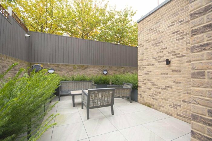 3 Bedroom Flat To Rent In The Hyde, London, NW9