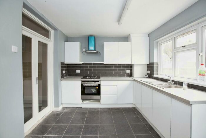 3 Bedroom Flat To Rent In Burwell Road, London, E10