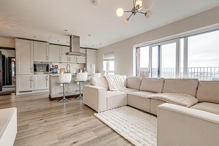 3 Bedroom Flat For Sale In Victoria Avenue, Southend-On-Sea, SS2