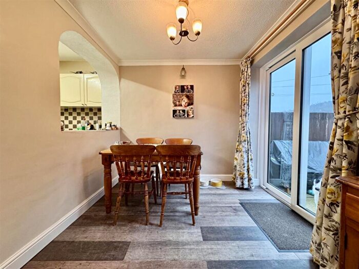 2 Bedroom Semi-Detached House For Sale In Warneford Rise, Cowlersley, Huddersfield, HD4