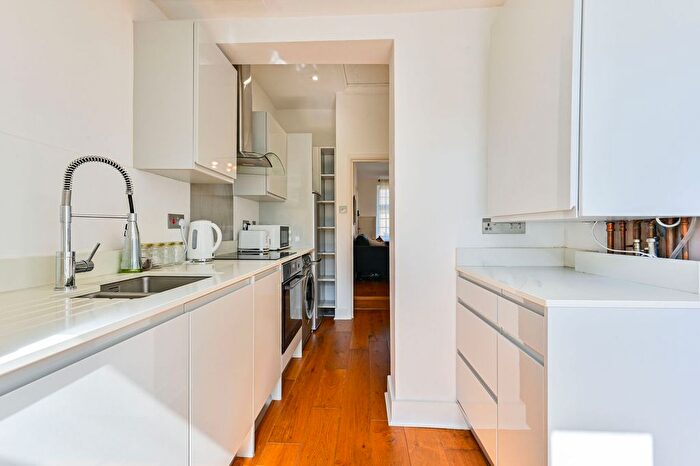 Studio For Sale In Fitzneal Street, East Acton, London, W12