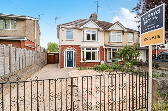 3 Bedroom Semi Detached House For Sale In Cricklade Road, Swindon, SN2