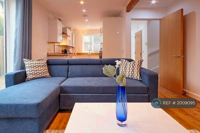 3 Bedroom Semi-Detached House To Rent In Savoy Place, Bristol, BS4