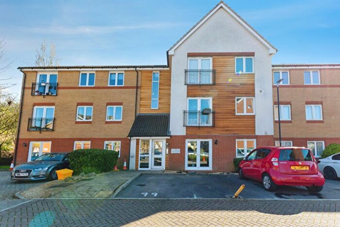 2 Bedroom Flat For Sale In Hollybrook Park, Bristol, BS15