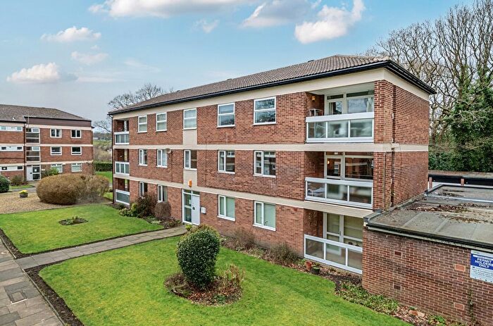 2 Bedroom Flat For Sale In Foxhill Court, Weetwood, Leeds, LS16