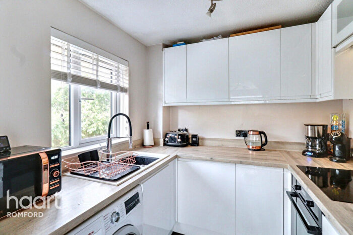 1 Bedroom Apartment For Sale In Holland Close, Romford, RM7